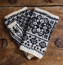 Randi & Kjell Mitts Pattern